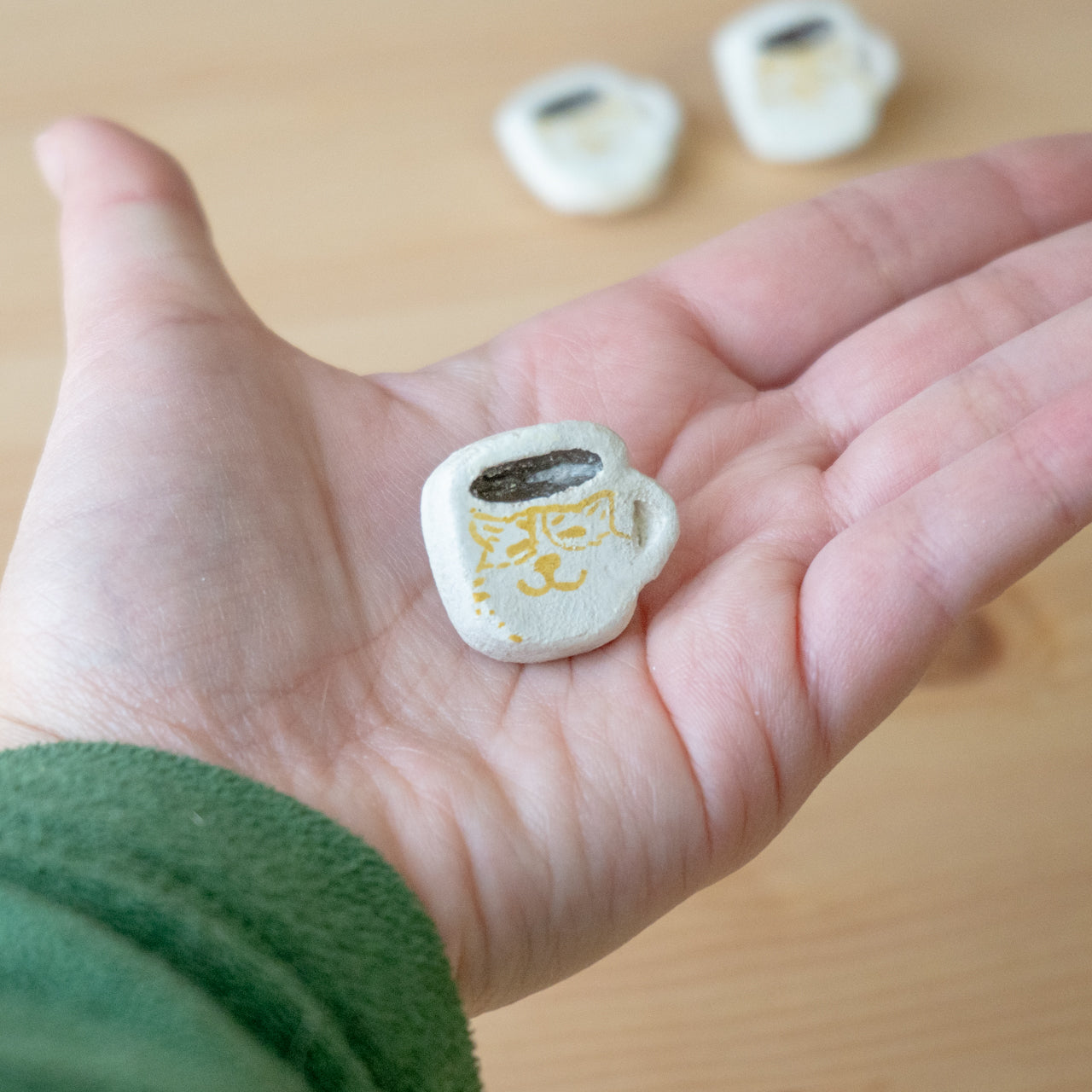 粘土小物: "Small Corgi Mug" (ピン or マグネット)