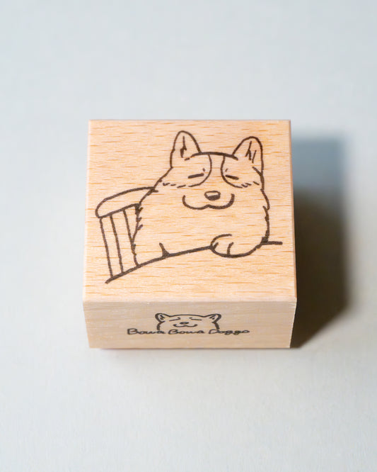 スタンプ "Corgi listening to at the table"