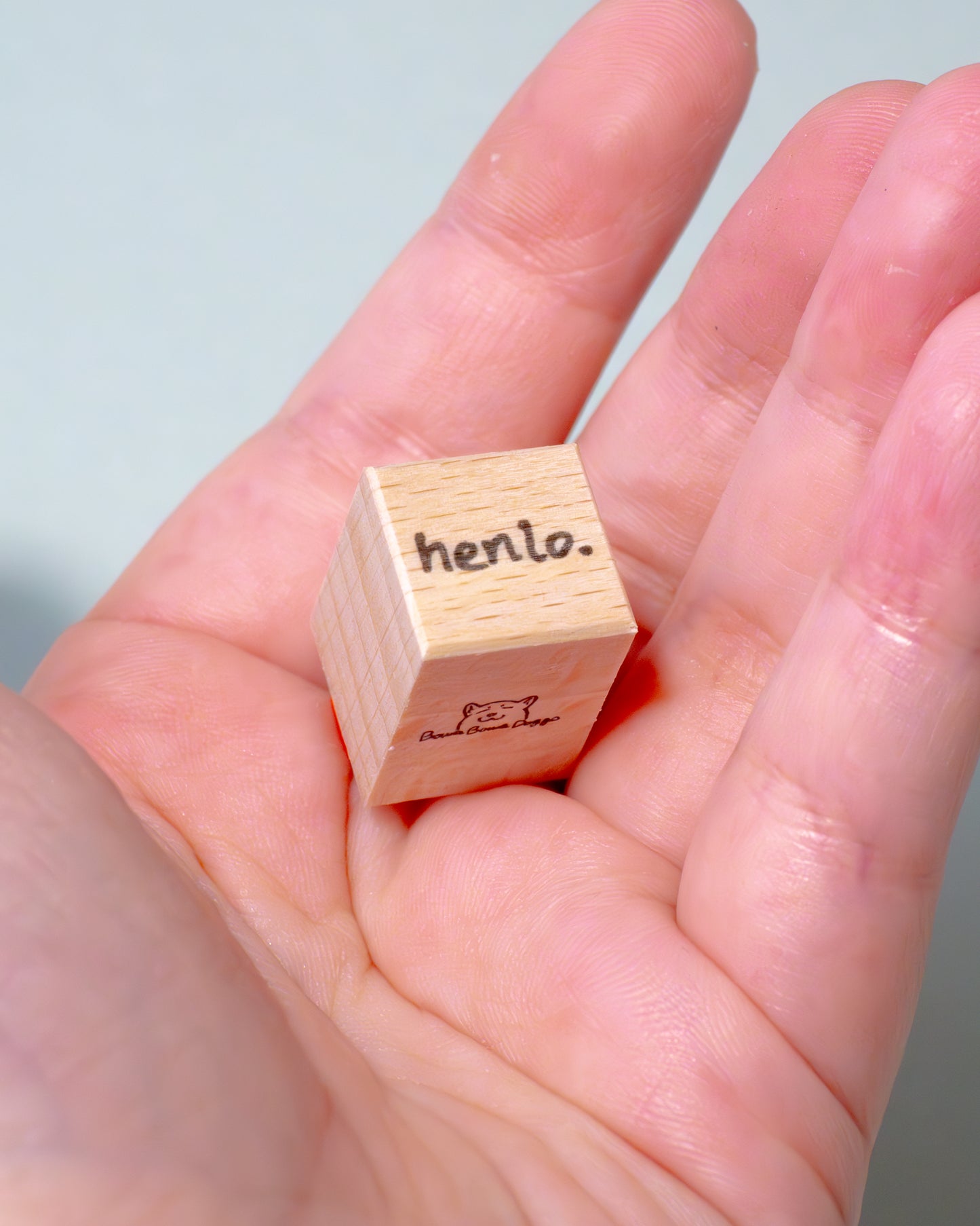 スタンプ "henlo."